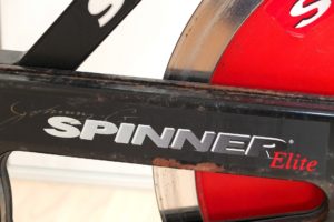 Spinning-Bike von Schwinn - Kettenkasten mit Schriftzug