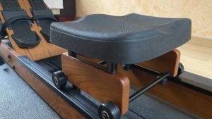 Ruderergometer mit ergonomisch geformten Sitz und Wasserwiderstand