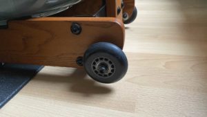 Ruderergometer aus Holz mit Rollen zum Transport